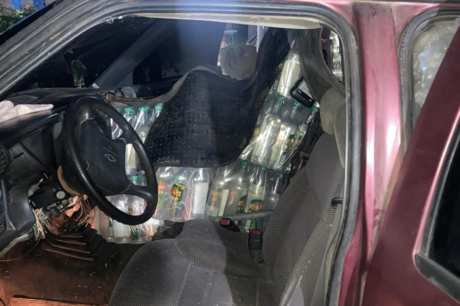 Fardos de bebidas alcohólicas dentro de cabina de camioneta. Fardos de bebidas alcohólicas dentro de cabina de camioneta.