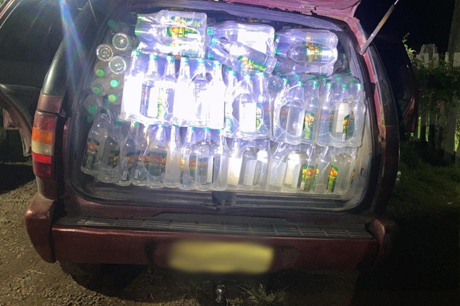 Fardos de bebidas alcohólicas en baúl de camioneta. Fardos de bebidas alcohólicas en baúl de camioneta.