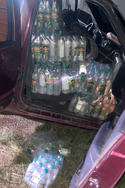 Fardos de bebidas alcohólicas en cabina de camioneta. Fardos de bebidas alcohólicas en cabina de camioneta.