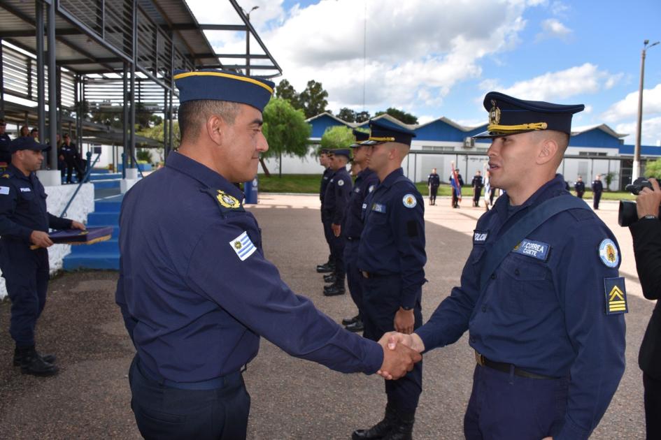 Entrega de Insignias por parte del Señor Director de la Escuela nacional de Policía, Comisa Entrega de Insignias por parte del Señor Director de la Escuela nacional de Policía, Comisa