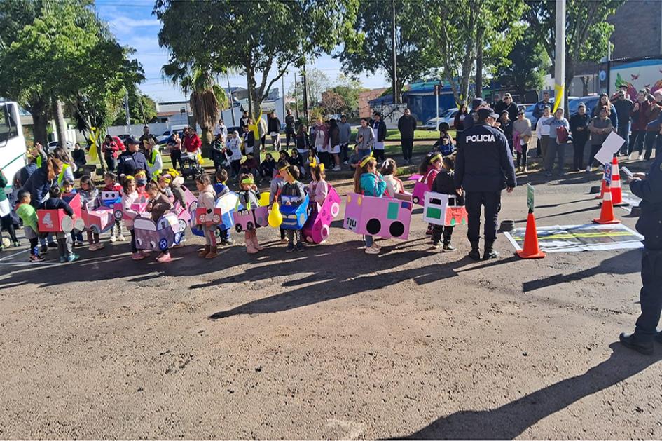 Fila de niños disfrazados de autos. Fila de niños disfrazados de autos.