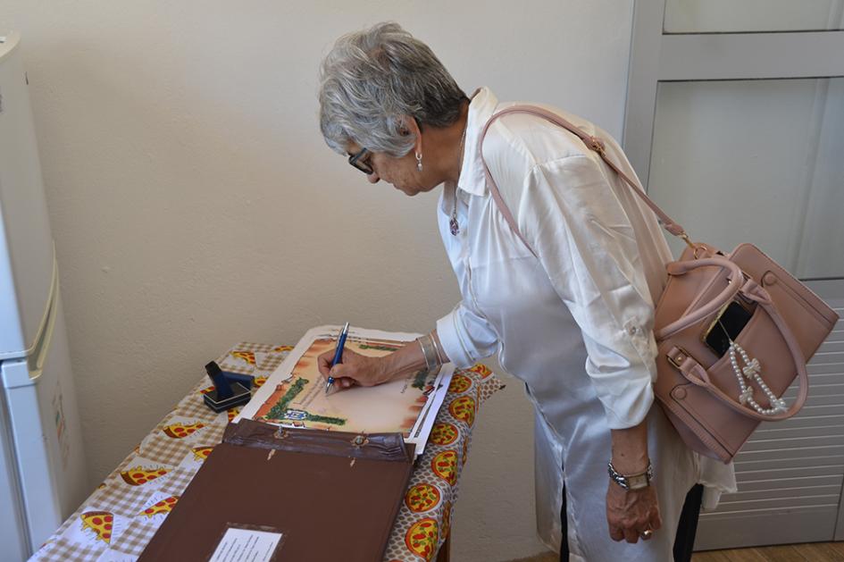 Fiscal de Artigas Dra. Teresita Vernengo firmando Libro de Honor. Fiscal de Artigas Dra. Teresita Vernengo firmando Libro de Honor.