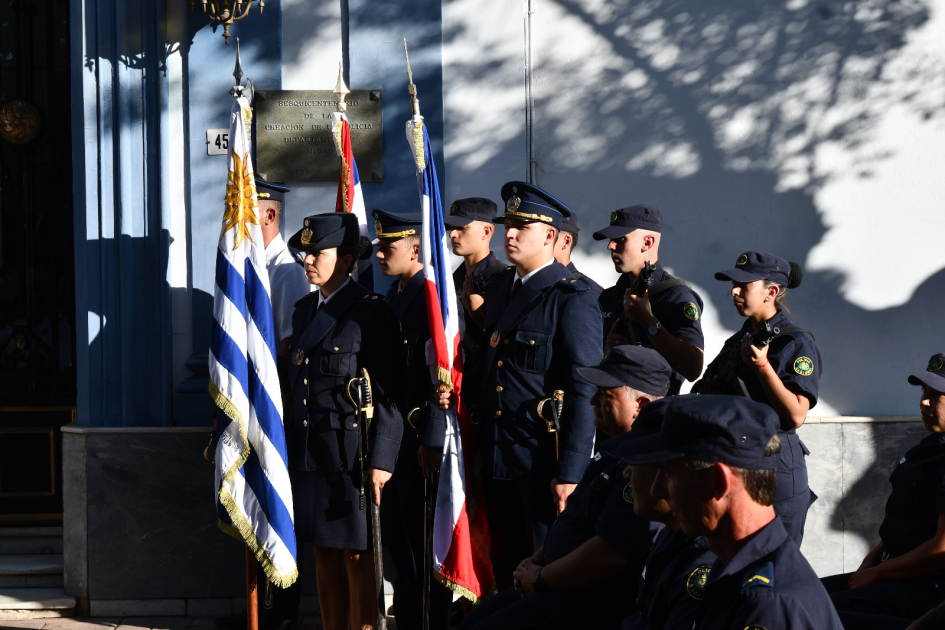 Formacion de abanderados y escoltas 196 aniversario de la Policìa Nacional en Lavalleja