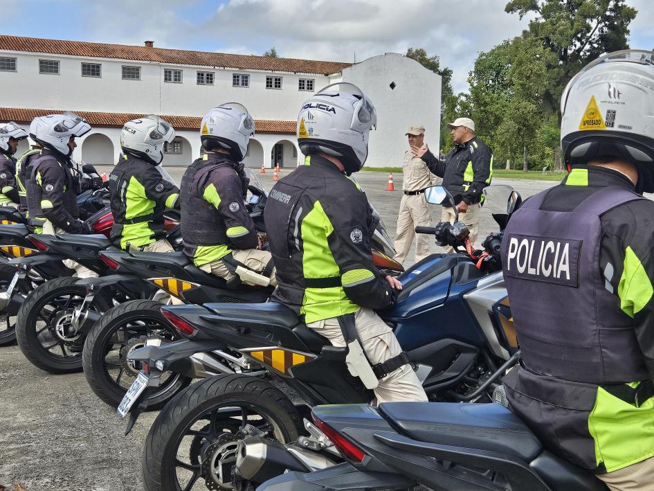 Grupo de motociclistas del área metropolitana durante el curso teórico