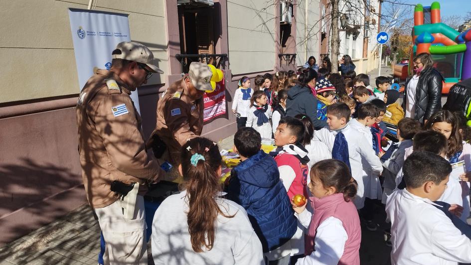 Caminera recibió a escolares para conversar sobre seguridad vial Caminera recibió a escolares para conversar sobre seguridad vial