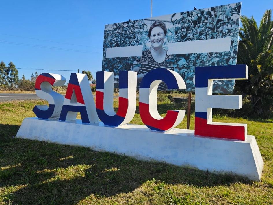 Cartel de la ciudad de Sauce, Canelones, pintado con los colores patrios