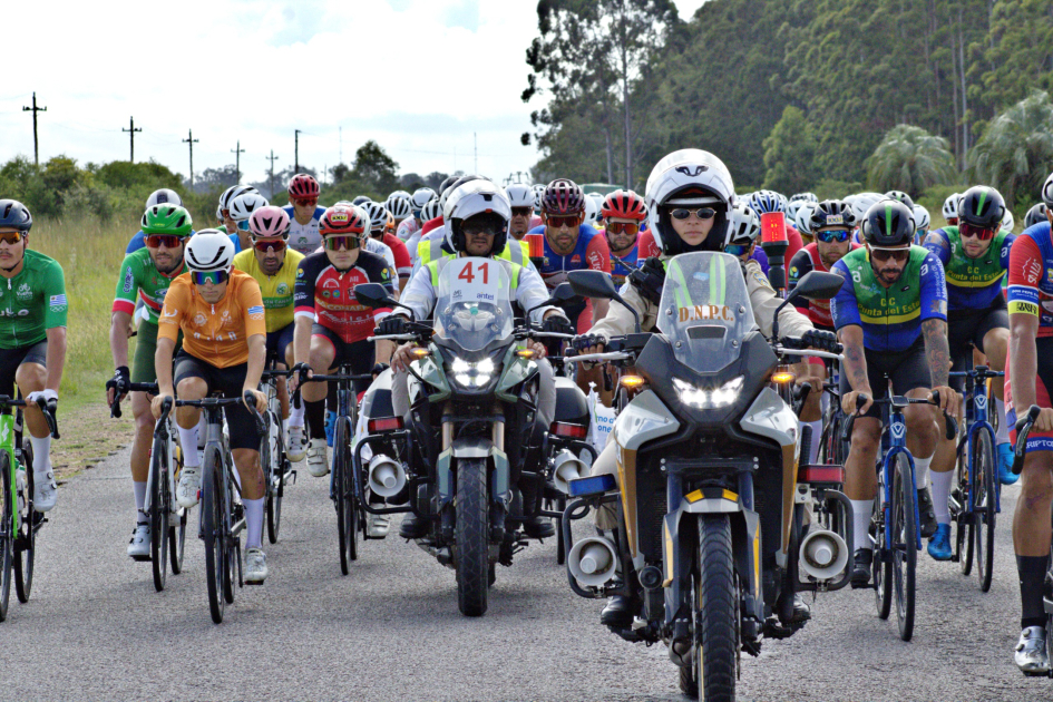 Por primera vez, una motociclista de Caminera canaliza el tránsito en la Vuelta Ciclista