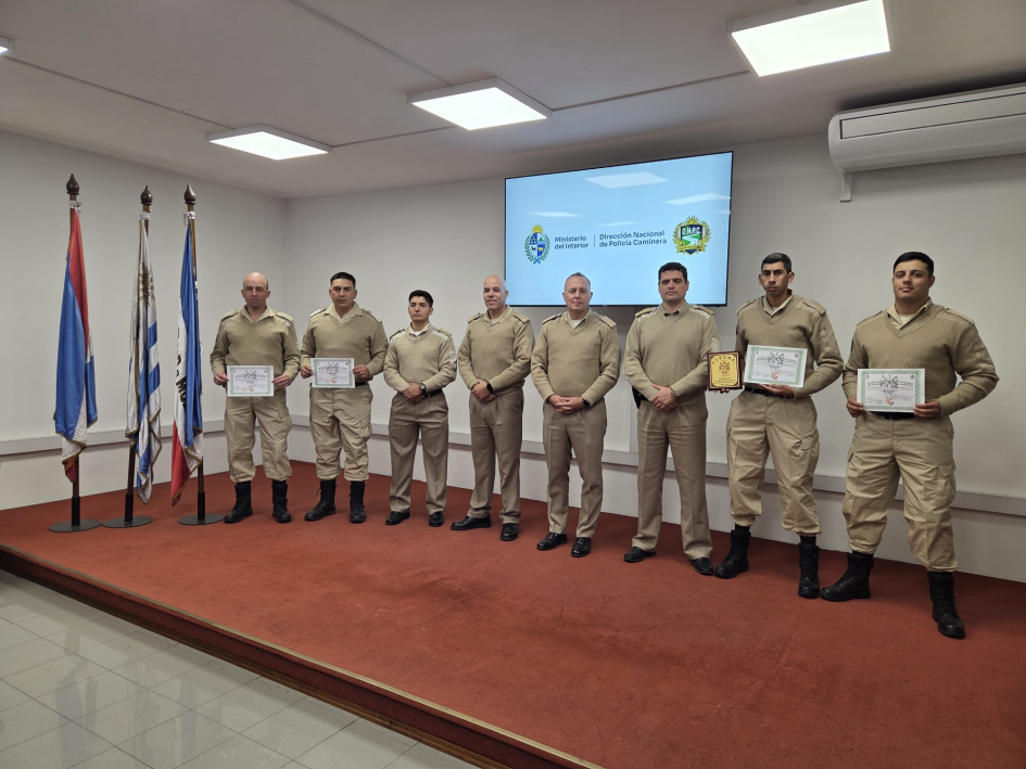 El Comando de Caminera junto a los funcionarios que realizaron el curso de K9 El Comando de Caminera junto a los funcionarios que realizaron el curso de K9