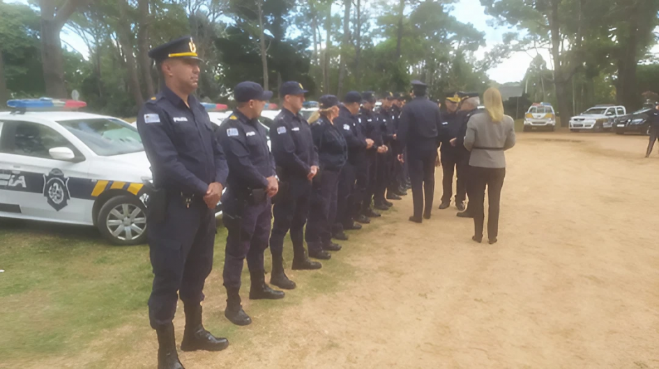 Formación de Policías de Zona Operacional II recibiendo los Pin de años de servicio Vista de otro ángulo de la formación de Policías a los que se le otorgan los Pin
