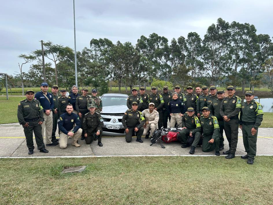 Grupo de efectivos policiales después del entrenamiento de atención en siniestros de tránsito Grupo de efectivos policiales después del entrenamiento de atención en siniestros de tránsito