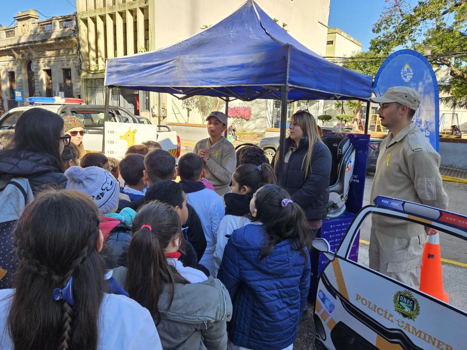 El equipo de Caminera dio mensajes de seguridad vial específicos para niños, niñas y adolescentes El equipo de Caminera dio mensajes de seguridad vial específicos para niños, niñas y adolescentes