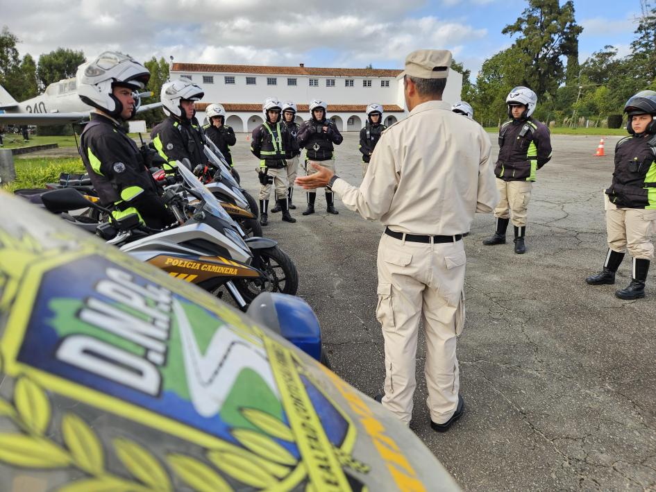 Instructor brindando el taller teórico a los motociclistas del área metropolitana