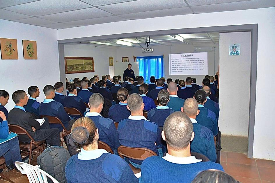 Instancia teórica. Intercambio entre alumnos e instructores durante la capacitación en Criminalística.