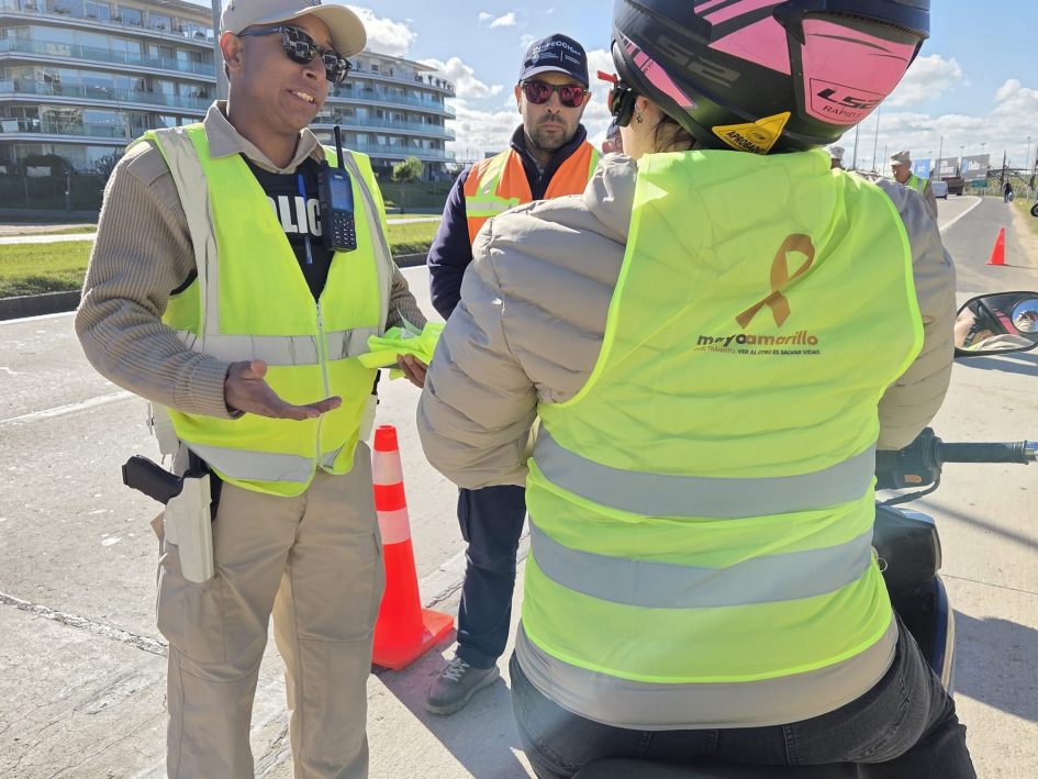 Los efectivos de Caminera entregaron chalecos reflectivos a los motociclistas que circulaban sin uno