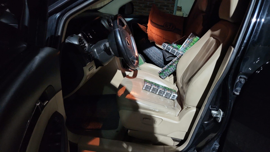 Las cajillas de cigarrillos eran trasladadas en una camioneta, que también quedó incautada