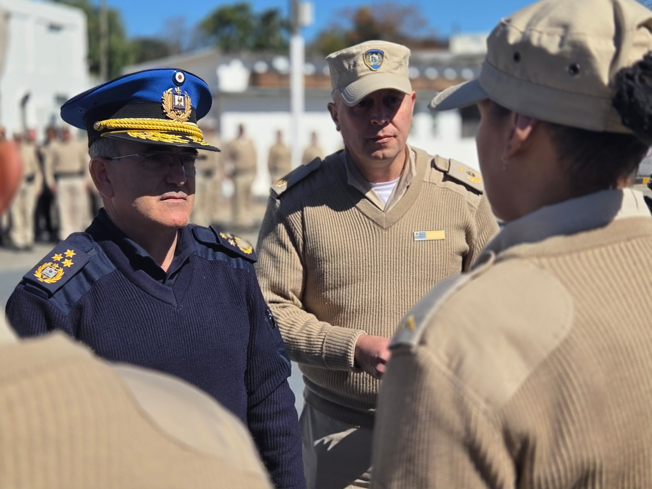 Entrega de distintivos por parte del Subdirector de la Policía Nacional y el Director de Caminera
