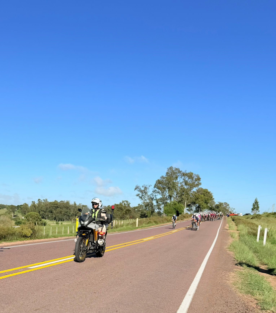 Agente Emily Pereyra durante una de las etapas de la Vuelta Ciclista del Uruguay