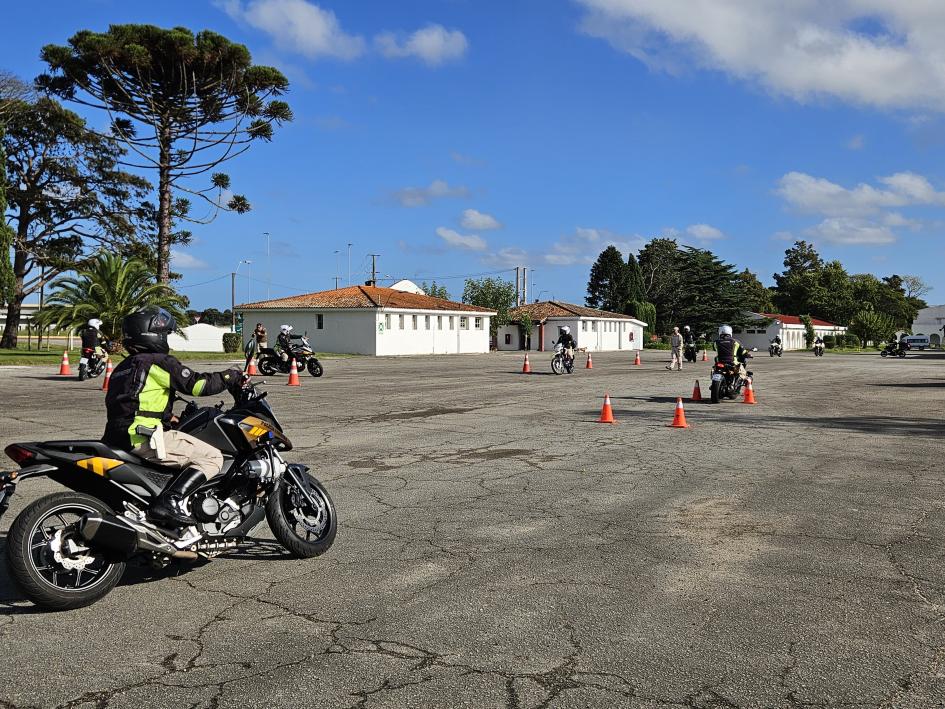 Motociclistas durante el ejercicio de frenada de emergencia