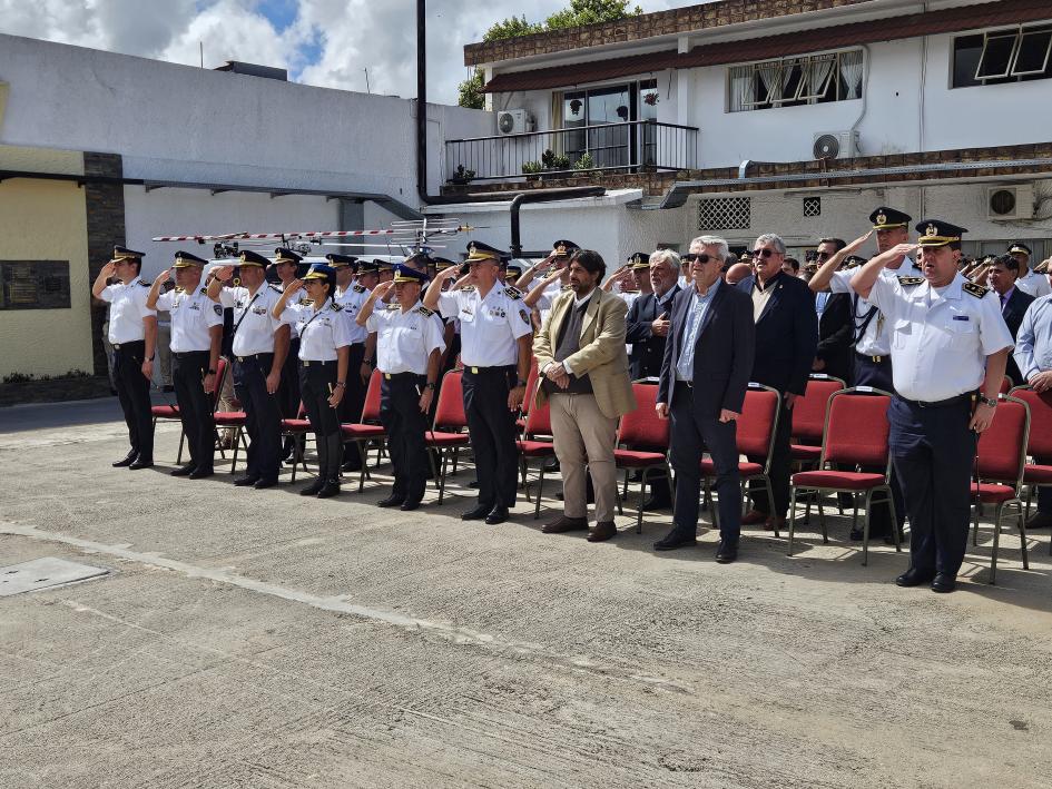 Autoridades entonando el Himno Nacional Autoridades entonando el Himno Nacional