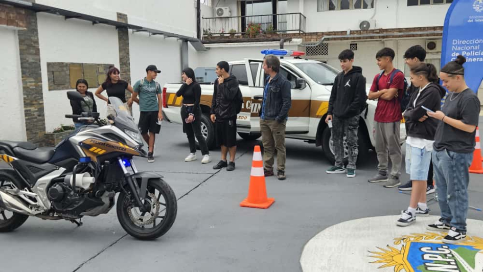 En sede de Caminera, los alumnos conocieron los vehículos de servicio de la Unidad