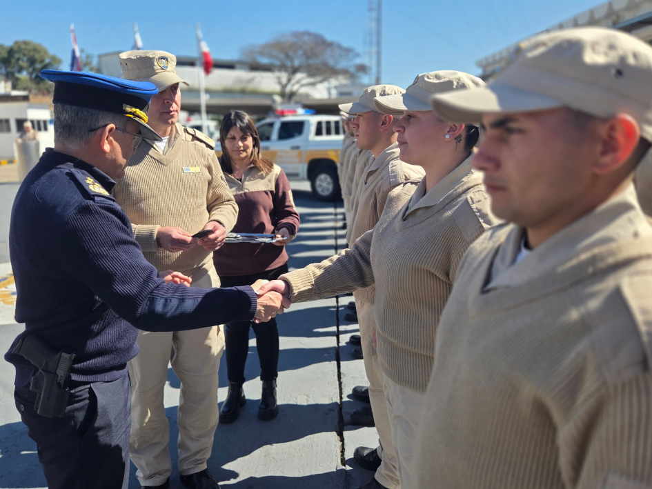 Los integrantes del GATT recibiendo sus distintivos
