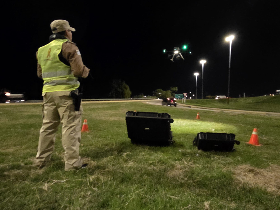Operador de dron iniciando el monitoreo y registro gráfico de la zona