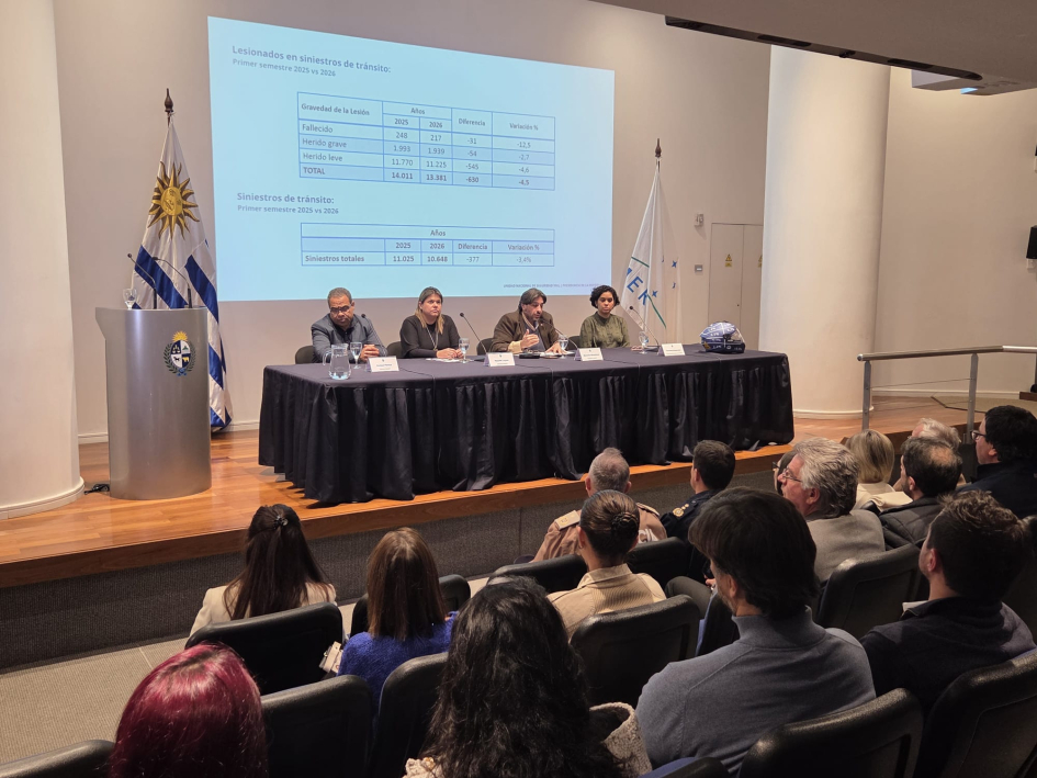 Autoridades de la Unidad Nacional de Seguridad Vial realizando la presentación del informe