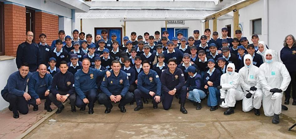 Foto grupal junto a los instructores de la Dirección Nacional de Policía Científica. Grupo de alumnos al cual fue dirigida esta instancia académica junto a los instructores.