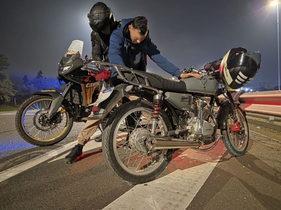 Funcionario policial realizando registro a motociclista
