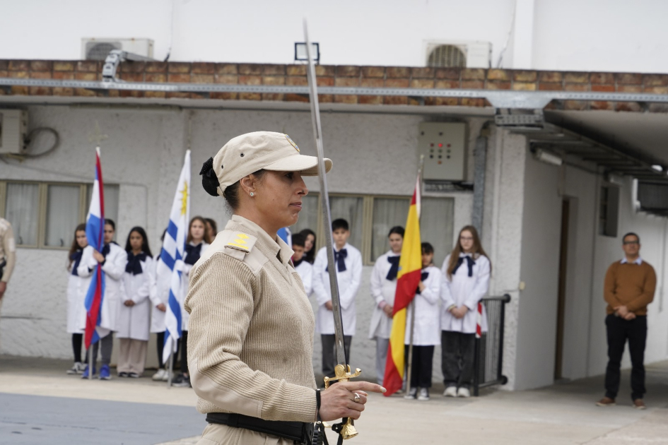 Jefa del Agrupamiento de Parada, Comisario Lorena Cabrera, solicitando inicio de la ceremonia.