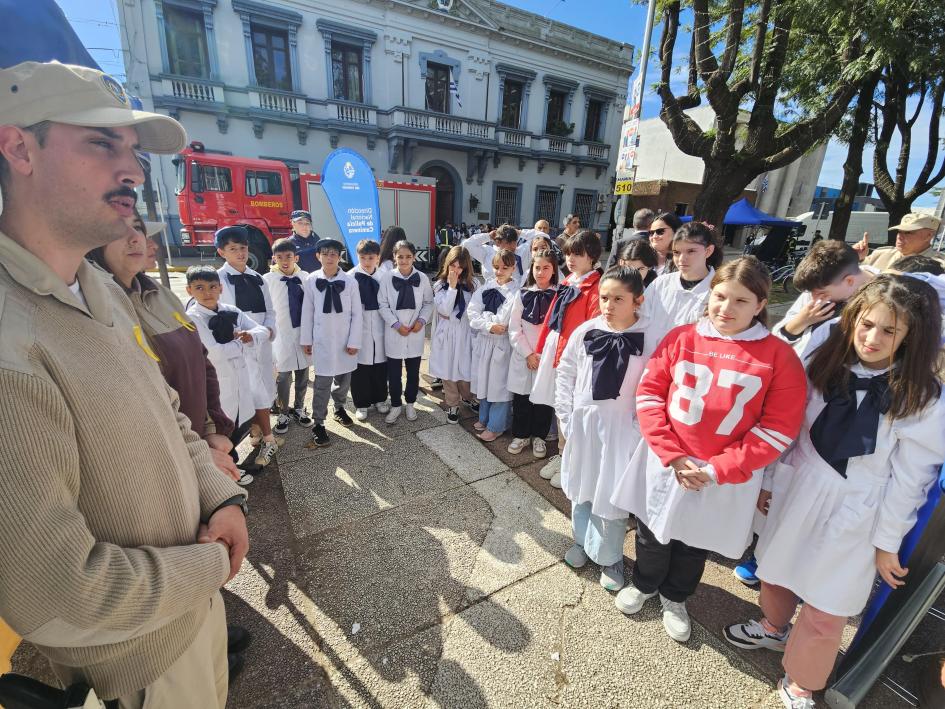 A los escolares se les reforzó el cruce seguro en calles, caminos y ruta A los escolares se les reforzó el cruce seguro en calles, caminos y ruta