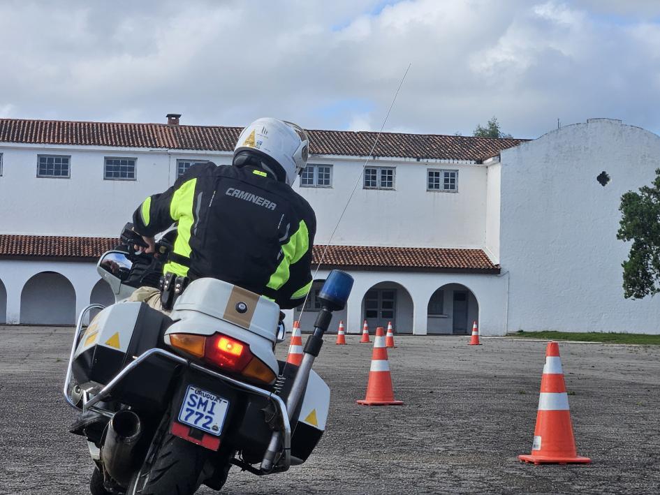 Instructor realizando demostración de práctica de slalom
