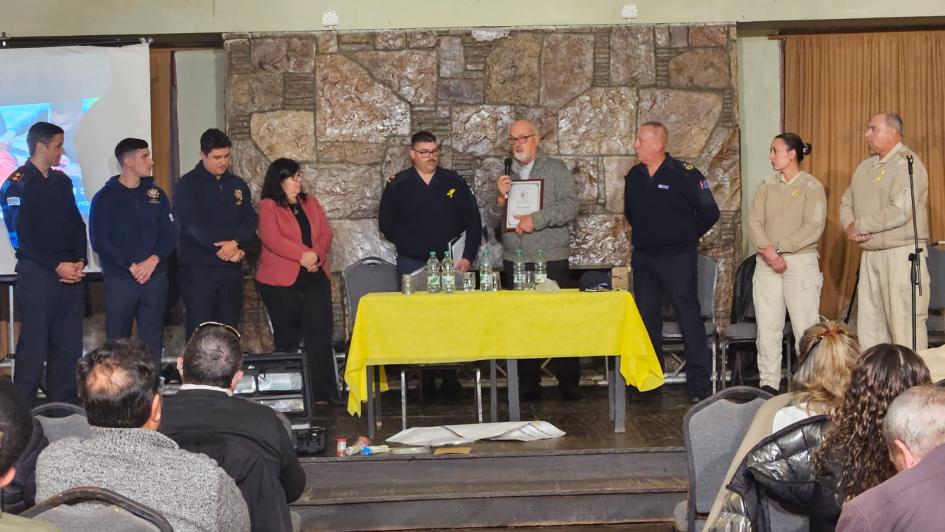 En el cierre, Jefatura de Policía de Canelones reconoció la participación de los oradores En el cierre, Jefatura de Policía de Canelones reconoció la participación de los oradores