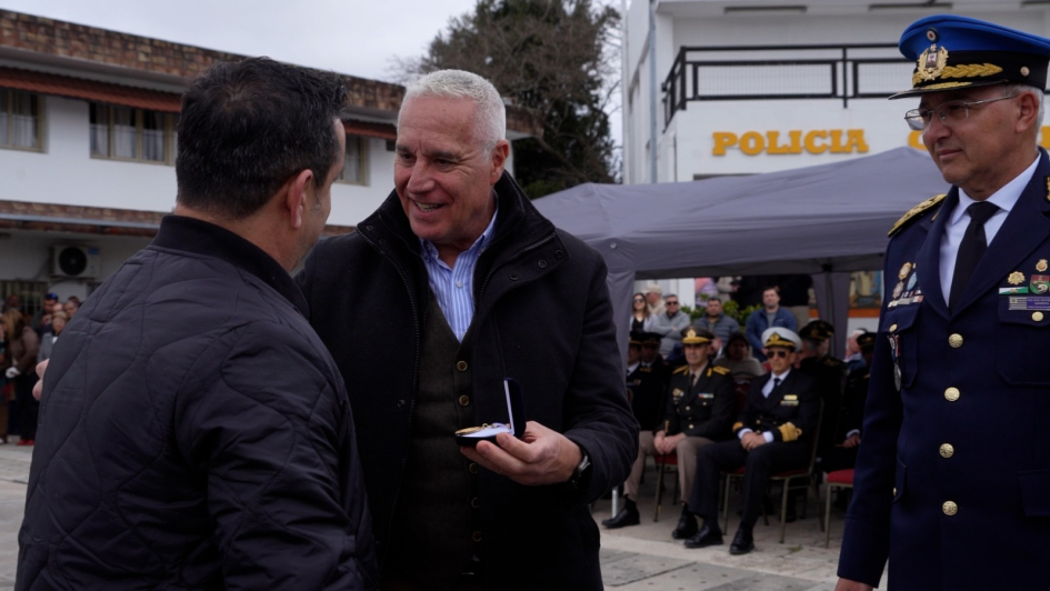 Entrega de medalla a retirado de parte del Ministro y del Director de la Policía Nacional Entrega de medalla a retirado de parte del Ministro y del Director de la Policía Nacional
