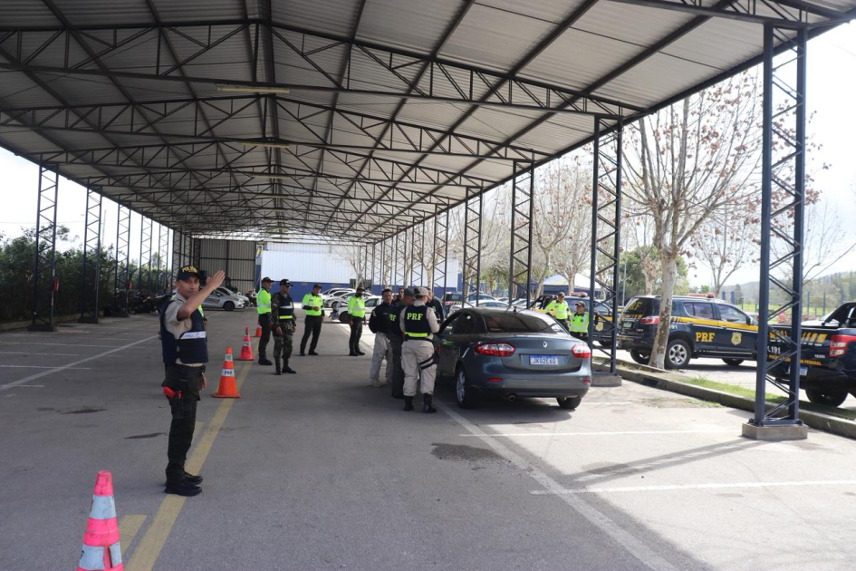 Agente Analía Rodríguez en la práctica de abordaje de vehículos Agente Analía Rodríguez en la práctica de abordaje de vehículos