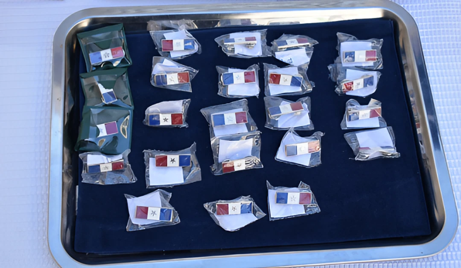 Vista de los Pin identificatorios por 20, 25 y 30 años de servicio policial Vista de bandeja con los Pin identificatorios por 20, 25 y 30 años de servicio policial