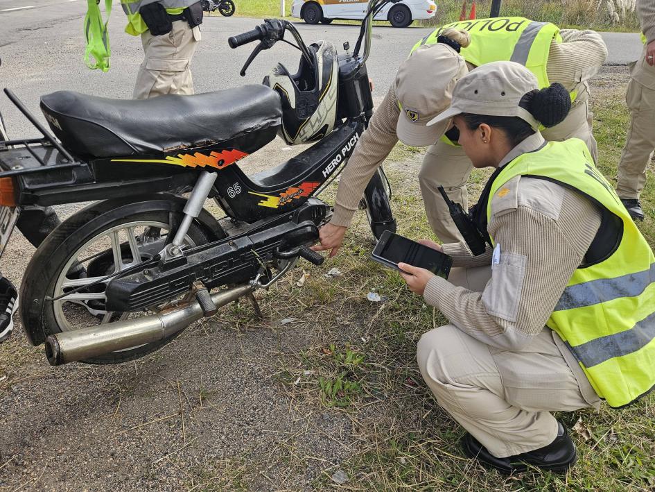 Trabajo de campo: revisión de chasis en motocicleta Trabajo de campo: revisión de chasis en motocicleta