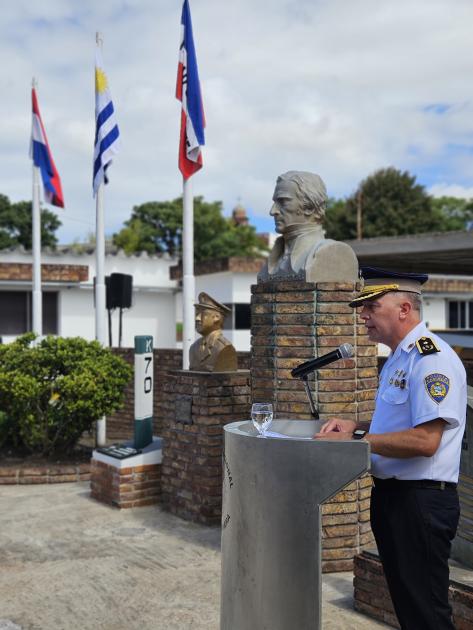Crio. Mayor Luis Calzada Dodera, Director de Policía Caminera, durante su discurso Crio. Mayor Luis Calzada Dodera, Director de Policía Caminera, durante su discurso