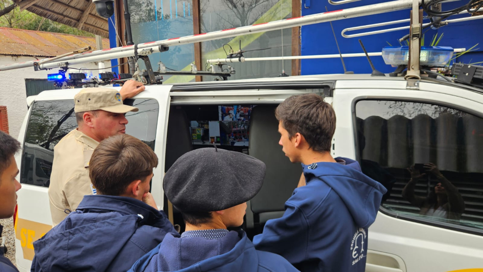 Alumnos de escuela agraria conociendo la labor que Caminera realiza con la Base Móvil Alumnos de escuela agraria conociendo la labor que Caminera realiza con la Base Móvil