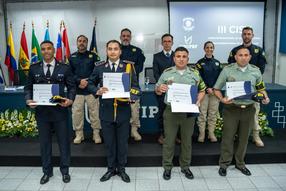 Oficial Ayudante Rodrigo Jubín recibe su diploma tras el curso en la UniPRF Oficial Ayudante Rodrigo Jubín recibe su diploma tras el curso en la UniPRF