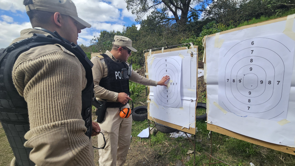 Los instructores revisan con el ejecutivo cada tiro en el blanco
