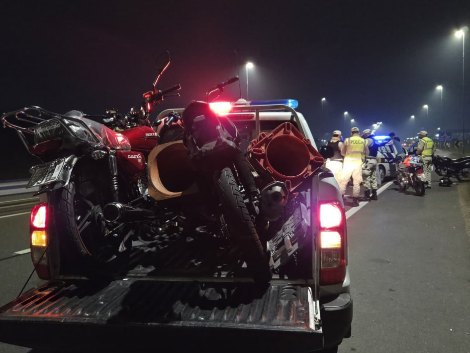 El operativo permitió la incautación de una camioneta y seis motos