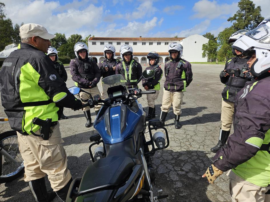 El grupo de motociclistas en el taller de motomecánica