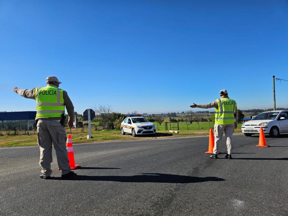 Efectivos de la Dirección Nacional de Policía Caminera realizan canalizaciones del tránsito 