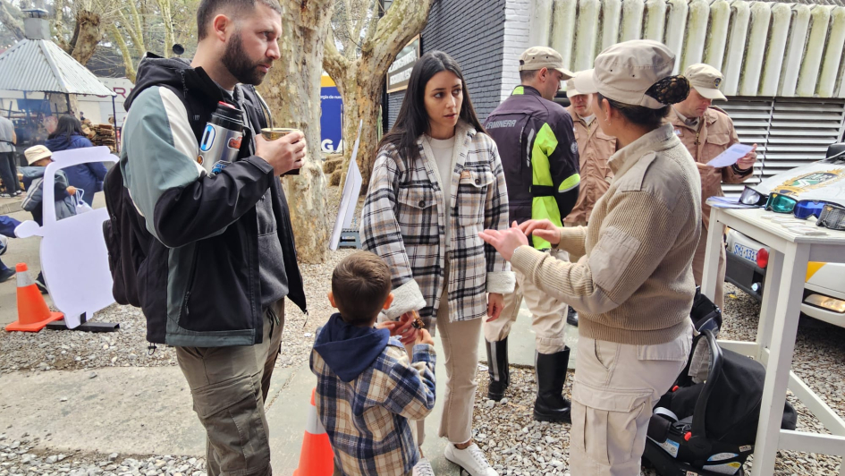 Familia asesorándose por los sistemas de retención infantil Familia asesorándose por los sistemas de retención infantil
