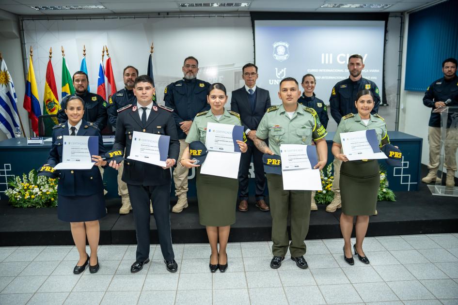 Oficial Ayudante Karen Lara recibe su diploma tras el curso en la UniPRF Oficial Ayudante Karen Lara recibe su diploma tras el curso en la UniPRF