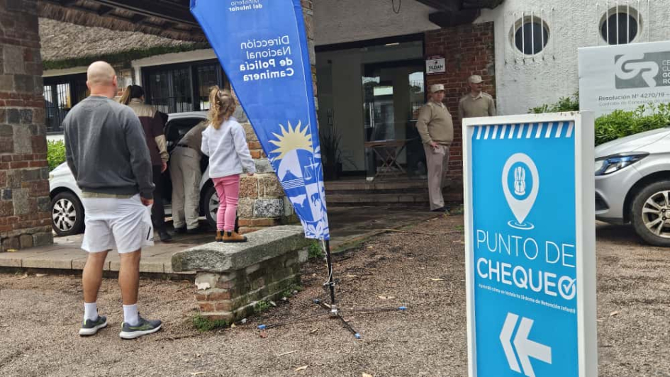 Familia en la sede de Fundación Gonchi Rodríguez para revisión del sistema de retención infantil