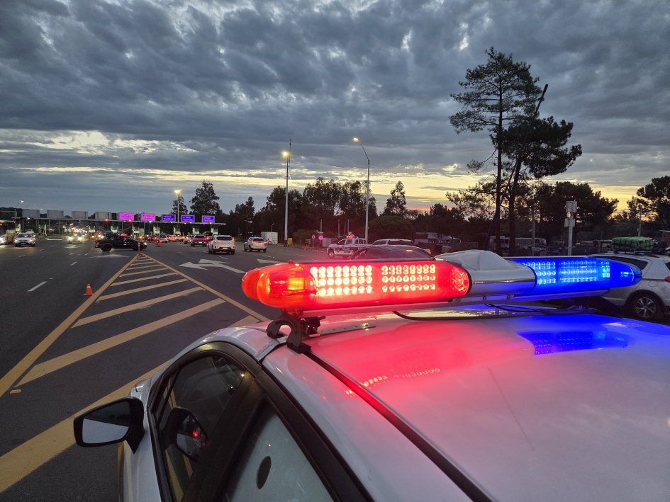 Móvil de Policía Caminera en operativo de seguridad vial en el Peaje de Pando