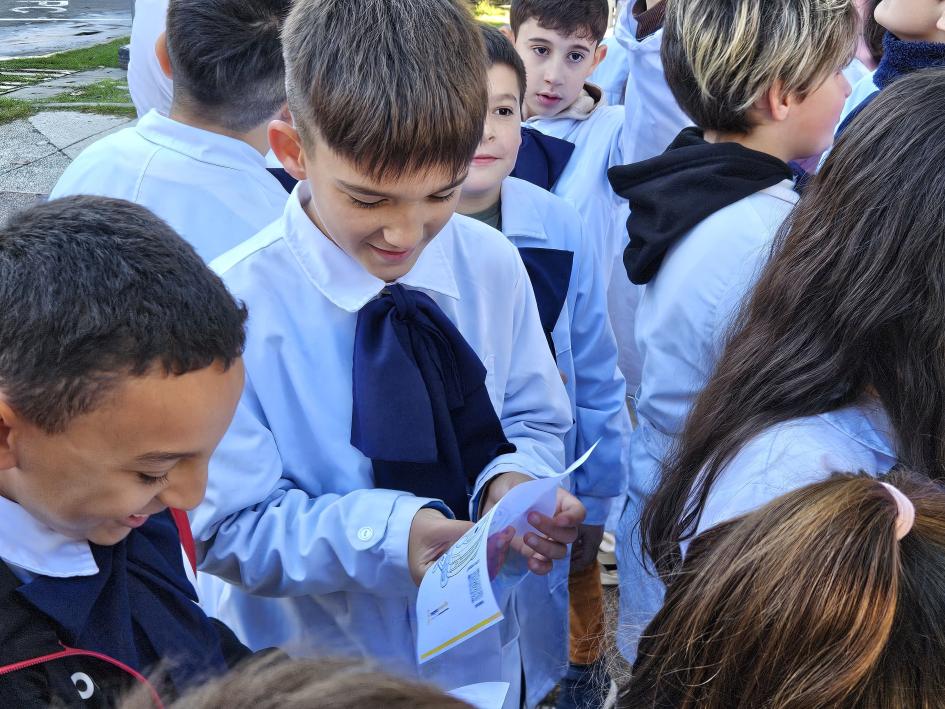 Caminera entregó folletos con mensajes sobre seguridad vial para trabajar en la escuela y en casa Caminera entregó folletos con mensajes sobre seguridad vial para trabajar en la escuela y en casa