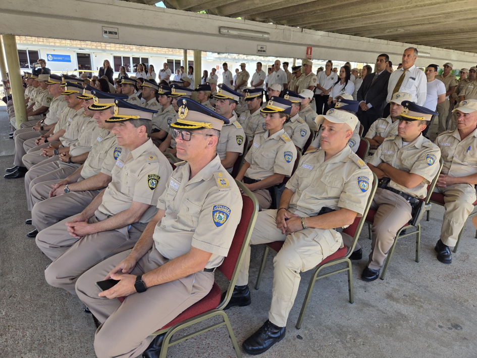 Policías y funcionarios durante el acto en conmemoración del 196° aniversario de la Policía Nacional
